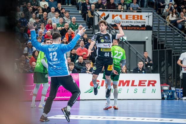 Handball Bundesliga; HSG Wetzlar - ThSV Eisenach, 21.12.25 Stephan Seitz (ThSV Eisenach, 44), Anadin Suljakovic (HSG Wetzlar, 12), Jona Schoch (HSG Wetzlar, 22) Handball Bundesliga; HSG Wetzlar - ThSV Eisenach: Wetzlar, 21.12.25 Copyright: xBEAUTIFULxSPORTS Roeczeyx