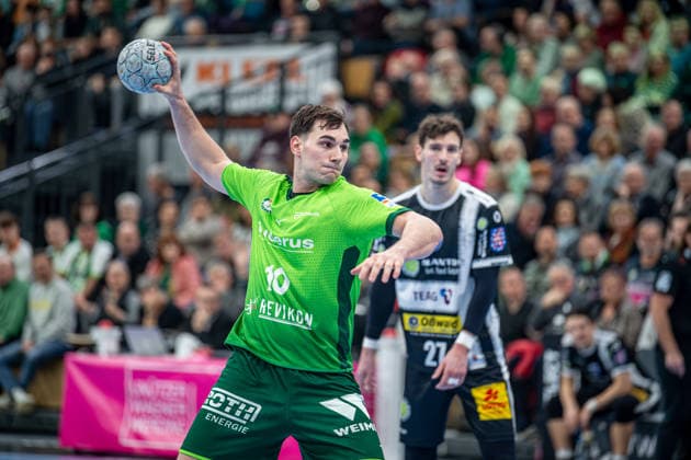Handball Bundesliga; HSG Wetzlar - ThSV Eisenach, 21.12.25 Josip Simic (HSG Wetzlar, 10), Philipp Meyer (ThSV Eisenach, 27) Handball Bundesliga; HSG Wetzlar - ThSV Eisenach: Wetzlar, 21.12.25 Copyright: xBEAUTIFULxSPORTS Roeczeyx