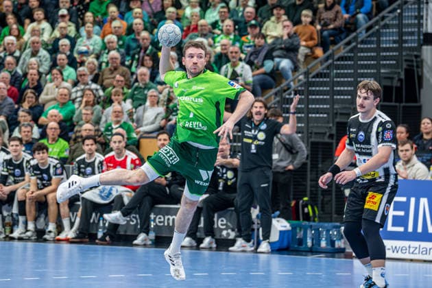 Handball Bundesliga; HSG Wetzlar - ThSV Eisenach, 21.12.25 Dominik Mappes (HSG Wetzlar, 7), Felix Aellen (ThSV Eisenach, 22) Handball Bundesliga; HSG Wetzlar - ThSV Eisenach: Wetzlar, 21.12.25 Copyright: xBEAUTIFULxSPORTS Roeczeyx