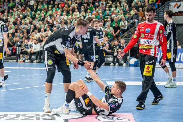 Handball Bundesliga; HSG Wetzlar - ThSV Eisenach, 21.12.25 Vincent Büchner (ThSV Eisenach, 74), ., Matija Spikic (ThSV Eisenach, 1) Handball Bundesliga; HSG Wetzlar - ThSV Eisenach: Wetzlar, 21.12.25 Copyright: xBEAUTIFULxSPORTS Roeczeyx