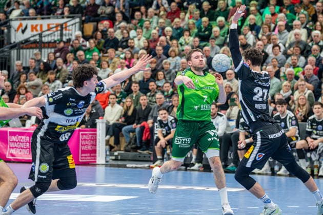 Handball Bundesliga; HSG Wetzlar - ThSV Eisenach, 21.12.25 Dominik Mappes (HSG Wetzlar, 7), Philipp Meyer (ThSV Eisenach, 27), Tillman Leu (ThSV Eisenach, 99) Handball Bundesliga; HSG Wetzlar - ThSV Eisenach: Wetzlar, 21.12.25 Copyright: xBEAUTIFULxSPORTS Roeczeyx