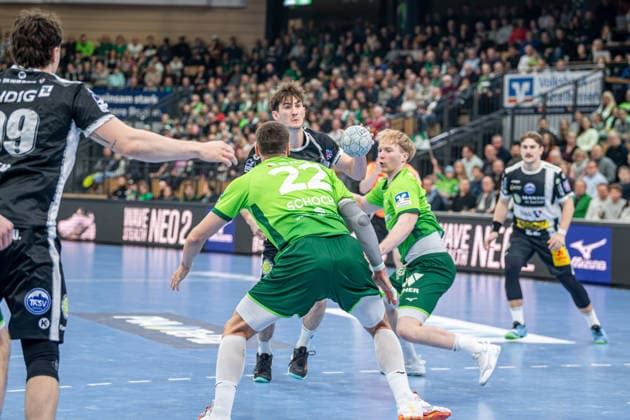 Handball Bundesliga; HSG Wetzlar - ThSV Eisenach, 21.12.25 Stephan Seitz (ThSV Eisenach, 44), Jona Schoch (HSG Wetzlar, 22), Georg Löwen ((HSG Wetzlar, 33) Handball Bundesliga; HSG Wetzlar - ThSV Eisenach: Wetzlar, 21.12.25 Copyright: xBEAUTIFULxSPORTS Roeczeyx