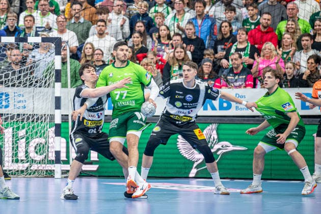 Handball Bundesliga; HSG Wetzlar - ThSV Eisenach, 21.12.25 Stefan Cavor (HSG Wetzlar, 77), Tillman Leu (ThSV Eisenach, 99), Gian Attenhofer (ThSV Eisenach, 11) Georg Löwen ((HSG Wetzlar, 33) Handball Bundesliga; HSG Wetzlar - ThSV Eisenach: Wetzlar, 21.12.25 Copyright: xBEAUTIFULxSPORTS Roeczeyx