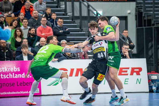 Handball Bundesliga; HSG Wetzlar - ThSV Eisenach, 21.12.25 Stephan Seitz (ThSV Eisenach, 44), Josip Simic (HSG Wetzlar, 10), Jona Schoch (HSG Wetzlar, 22) Handball Bundesliga; HSG Wetzlar - ThSV Eisenach: Wetzlar, 21.12.25 Copyright: xBEAUTIFULxSPORTS Roeczeyx