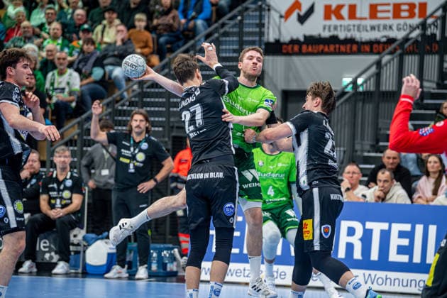 Handball Bundesliga; HSG Wetzlar - ThSV Eisenach, 21.12.25 Dominik Mappes (HSG Wetzlar, 7), Philipp Meyer (ThSV Eisenach, 27), Felix Aellen (ThSV Eisenach, 22) Handball Bundesliga; HSG Wetzlar - ThSV Eisenach: Wetzlar, 21.12.25 Copyright: xBEAUTIFULxSPORTS Roeczeyx