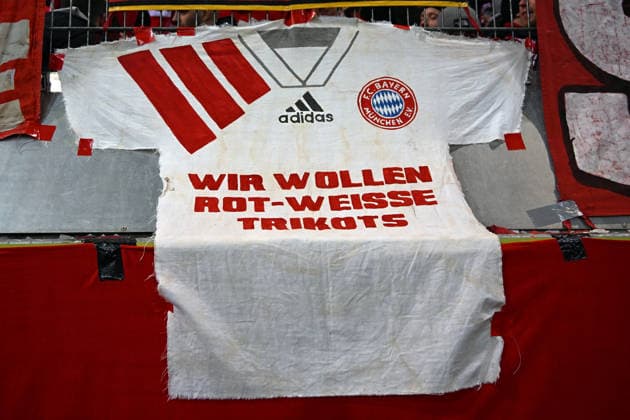 21.12.2025, xsltx, Fussball 1.Bundesliga, 1.FC Heidenheim - FC Bayern München v.l. Protest der Bayern Fans bezüglich des Trikots (DFL DFB REGULATIONS PROHIBIT ANY USE OF PHOTOGRAPHS as IMAGE SEQUENCES and or QUASI-VIDEO) Heidenheim *** 21 12 2025, xsltx, Soccer 1 Bundesliga, 1 FC Heidenheim FC Bayern Munich v l Protest of the Bayern fans regarding the jersey DFL DFB REGULATIONS PROHIBIT ANY USE OF PHOTOGRAPHS as IMAGE SEQUENCES and or QUASI VIDEO Heidenheim