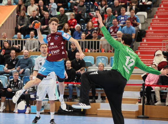 GER HBL2 Saison 2025 2026 VfL Potsdam vs SG BBM Bietigheim, 21.12.25, MBS Arena, Potsdam Nils FUHRMANN (1.VfL Potsdam 27), Martin TOMOVSKI (SG BBM Bietigheim 24)