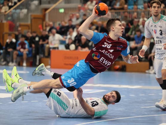 GER HBL2 Saison 2025 2026 VfL Potsdam vs SG BBM Bietigheim, 21.12.25, MBS Arena, Potsdam Marco MENGON (1.VfL Potsdam 30), Juan DE LA PENA (SG BBM Bietigheim 13), Nikola VLAHOVIC (SG BBM Bietigheim 3)