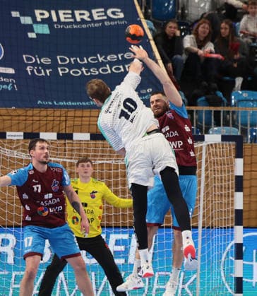 GER HBL2 Saison 2025 2026 VfL Potsdam vs SG BBM Bietigheim, 21.12.25, MBS Arena, Potsdam =p170, Frederik HÖLER (1.VfL Potsdam 1), Tom WOLF (SG BBM Bietigheim 10), Markus MAHR (1.VfL Potsdam 6)