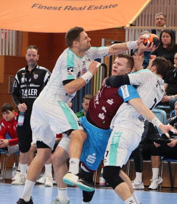 GER HBL2 Saison 2025 2026 VfL Potsdam vs SG BBM Bietigheim, 21.12.25, MBS Arena, Potsdam Abwehrarbeit, Team SG BBM Bietigheim, Marco MENGON (1.VfL Potsdam 30) wird unsanft von der gegnerischen Abwehr gebremst