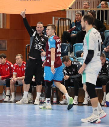 GER HBL2 Saison 2025 2026 VfL Potsdam vs SG BBM Bietigheim, 21.12.25, MBS Arena, Potsdam Iker ROMERO (SG BBM Bietigheim_Trainer) mit Daumen hoch an der Seitenlinie, Coaching