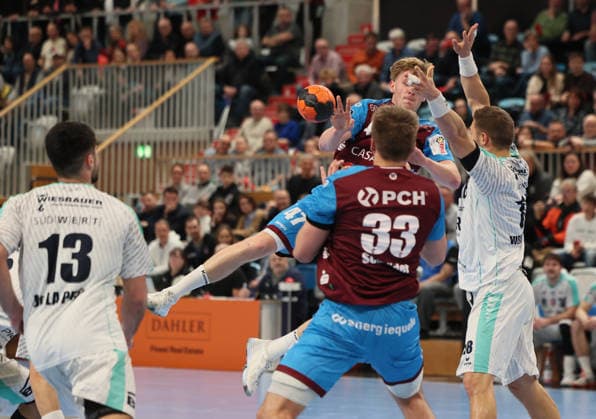 GER HBL2 Saison 2025 2026 VfL Potsdam vs SG BBM Bietigheim, 21.12.25, MBS Arena, Potsdam Dustin KRAUS (1.VfL Potsdam 47) versucht das Anspiel an den Kreis zu Tim Niclas SCHRÖDER (1.VfL Potsdam 33)