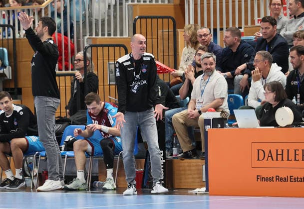 GER HBL2 Saison 2025 2026 VfL Potsdam vs SG BBM Bietigheim, 21.12.25, MBS Arena, Potsdam Emir KURTAGIC (1.VfL Potsdam_Trainer) zeigt sein Unverständnis