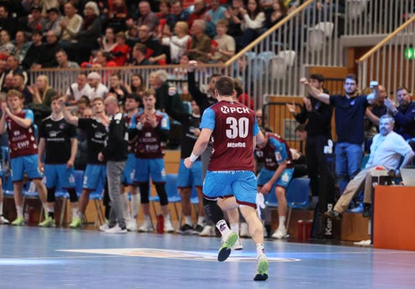 GER HBL2 Saison 2025 2026 VfL Potsdam vs SG BBM Bietigheim, 21.12.25, MBS Arena, Potsdam Marco MENGON (1.VfL Potsdam 30) jubelt nach Torerfolg, Applaus von der Reservebank der Gastgeber, Teamspirit