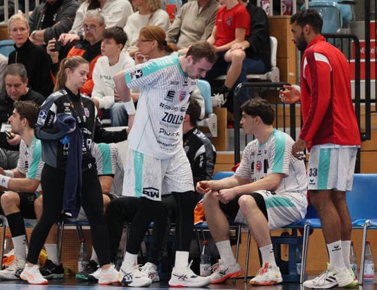 GER HBL2 Saison 2025 2026 VfL Potsdam vs SG BBM Bietigheim, 21.12.25, MBS Arena, Potsdam Tom WOLF (SG BBM Bietigheim 10) muss verletzt von der Platte