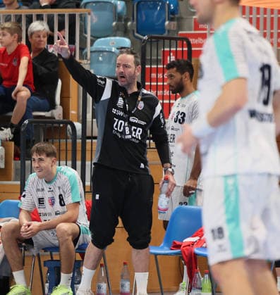 GER HBL2 Saison 2025 2026 VfL Potsdam vs SG BBM Bietigheim, 21.12.25, MBS Arena, Potsdam Iker ROMERO (SG BBM Bietigheim_Trainer) motiviert sein Team lautstark von der Seitenlinie, Coaching