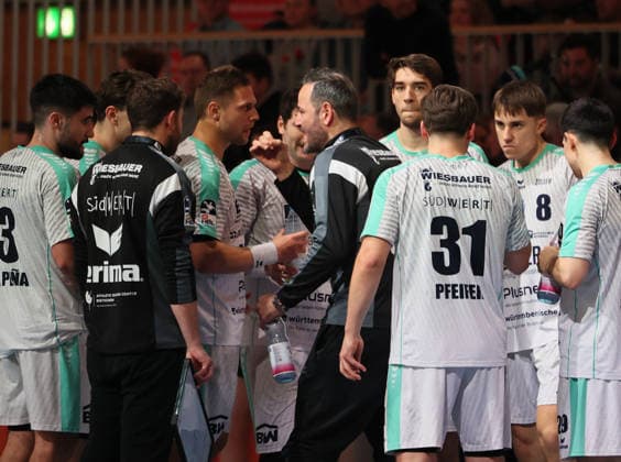 GER HBL2 Saison 2025 2026 VfL Potsdam vs SG BBM Bietigheim, 21.12.25, MBS Arena, Potsdam Iker ROMERO (SG BBM Bietigheim_Trainer) nimmt zeitig eine Auszeit um sein Team aufzurütteln, Emotion, Coching, Timeout
