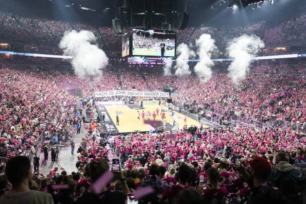 Es geht los: 19 000 Fans feiern mit. GER, Baskets Bonn vs. FC Bayern Muenchen, 1. Basketball-Bundesliga, esayCredit BBL, 11. Spieltag, Saison 2025-26, 21.12.2025 GER, Baskets Bonn vs. FC Bayern Muenchen, 1. Basketball-Bundesliga, esayCredit BBL, 11. Spieltag, Saison 2025-26, 21.12.2025 Koeln Copyright: xEibner-Pressefoto JoergxNiebergax JNL