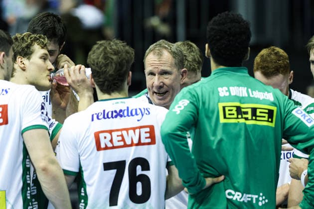 Trainer Frank Carstens (SC DHfK Leipzig) mit seinen Spielern - Handball Bundesliga Saison 2025-2026 SC Magdeburg vs. SC DHFK Leipzig in der GETEC Arena in Magdeburg - Handball,Deutschland,21.12.2025