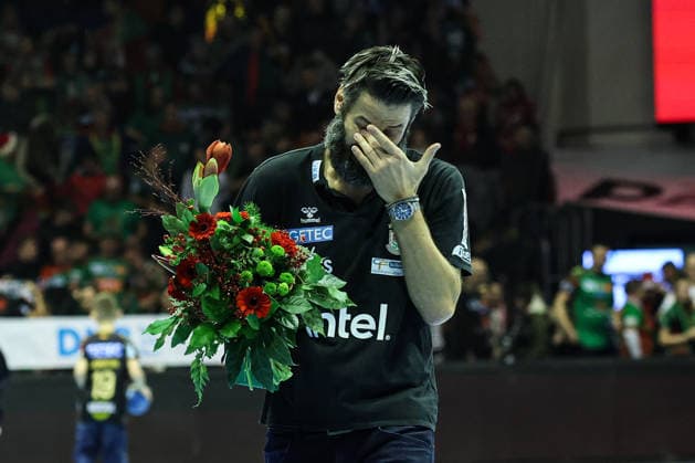 Trainer Bennet Wiegert (SC Magdeburg) wird nach dem Spiel gefeiert für ein Jahrzent beim SC Magdeburg - Handball Bundesliga Saison 2025-2026 SC Magdeburg vs. SC DHFK Leipzig in der GETEC Arena in Magdeburg - Handball,Deutschland,21.12.2025