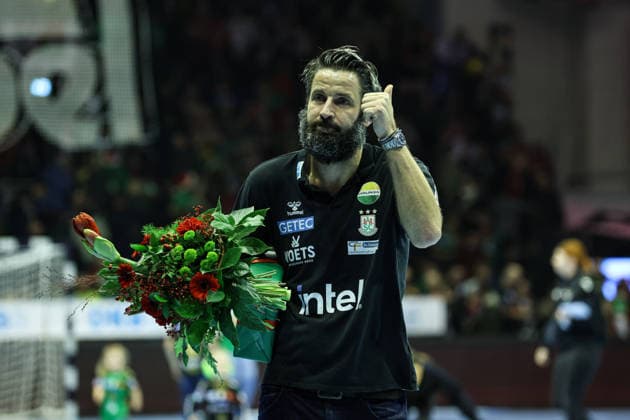 Trainer Bennet Wiegert (SC Magdeburg) wird nach dem Spiel gefeiert für ein Jahrzent beim SC Magdeburg - Handball Bundesliga Saison 2025-2026 SC Magdeburg vs. SC DHFK Leipzig in der GETEC Arena in Magdeburg - Handball,Deutschland,21.12.2025