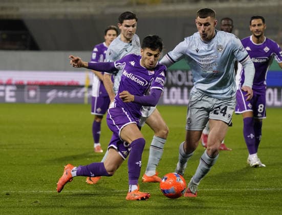 Fiorentina™s Fabiano Parisi fight for the ball with Udinese™s Jakub Piotrowski during the Serie A soccer match between Fiorentina and Udinese at the Artemio Franchi stadium in Florence, center of Italy - Sunday, December 21, 2025. - Soccer  Copyright: xMarcoxBucco LaPressex