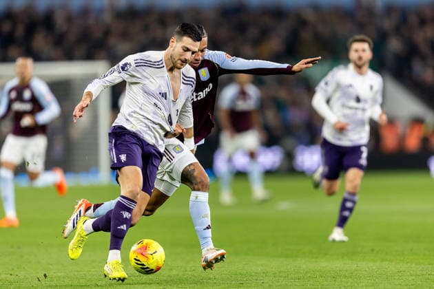 Aston Villa v Manchester United, ManU Premier League 21 12 2025. Manchester United defender Diogo Dalot (2) battles for possession with Aston Villa midfielder Boubacar Kamara (44) during the Premier League match between Aston Villa and Manchester United at Villa Park, Birmingham, England on 21 December 2025. Birmingham Villa Park West Midlands England Editorial use only DataCo restrictions apply See www.football-dataco.com , Copyright: xManjitxNarotrax PSI-23452-0019