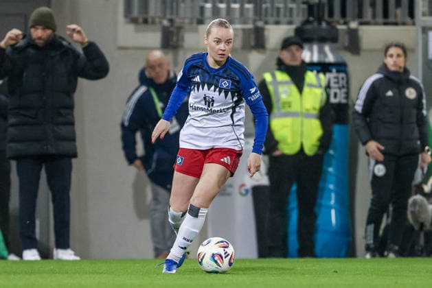 Mia Büchele (Hamburger SV, 17) am Ball, Freisteller, Einzelbild, Ganzkörper, Aktion, Action, Spielszene, DIE DFB-RICHTLINIEN UNTERSAGEN JEGLICHE NUTZUNG VON FOTOS ALS SEQUENZBILDER UND ODER VIDEOÄHNLICHE FOTOSTRECKEN. DFB REGULATIONS PROHIBIT ANY USE OF PHOTOGRAPHS AS IMAGE SEQUENCES AND OR QUASI-VIDEO., 21.12.2025, Wolfsburg (Deutschland), Fussball, Google Pixel Frauen-Bundesliga, VfL Wolfsburg - Hamburger SV