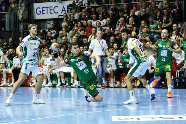 Elvar Örn Jonsson (SC Magdeburg,19) - Handball Bundesliga Saison 2025-2026 SC Magdeburg vs. SC DHFK Leipzig in der GETEC Arena in Magdeburg - Aktion,Handball,Deutschland,21.12.2025