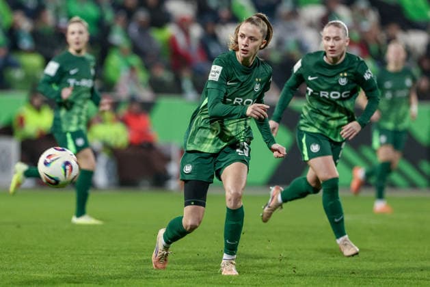Vivien Endemann (VfL Wolfsburg, 25) am Ball, Einzelbild, Ganzkörper, Aktion, Action, Spielszene, DIE DFB-RICHTLINIEN UNTERSAGEN JEGLICHE NUTZUNG VON FOTOS ALS SEQUENZBILDER UND ODER VIDEOÄHNLICHE FOTOSTRECKEN. DFB REGULATIONS PROHIBIT ANY USE OF PHOTOGRAPHS AS IMAGE SEQUENCES AND OR QUASI-VIDEO., 21.12.2025, Wolfsburg (Deutschland), Fussball, Google Pixel Frauen-Bundesliga, VfL Wolfsburg - Hamburger SV