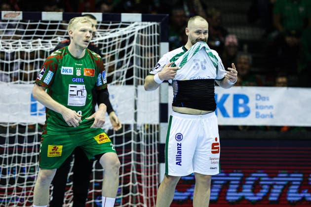 Moritz Preuss (SC DHfK Leipzig,24) und Magnus Saugstrup (SC Magdeburg,23) - Handball Bundesliga Saison 2025-2026 SC Magdeburg vs. SC DHFK Leipzig in der GETEC Arena in Magdeburg - Aktion,Handball,Deutschland,21.12.2025