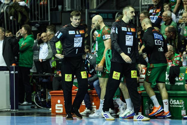 Einwechslung - Torwart Sergey Hernandez Ferrer (SC Magdeburg,1) für Matej Mandic (SC Magdeburg,12) - Handball Bundesliga Saison 2025-2026 SC Magdeburg vs. SC DHFK Leipzig in der GETEC Arena in Magdeburg - Aktion,Handball,Deutschland,21.12.2025