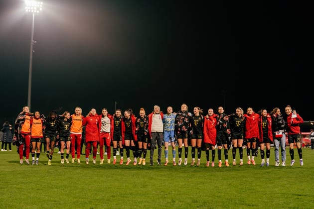 21.12.25, Frauen, Fussball, Google Pixel Frauen Bundesliga, Saison 2025 2026, RB Leipzig - 1. FC Köln, 14. Spieltag Mannschaft des 1.FC Köln Jubel über den 0:1 Sieg nach Spielende Leipzig Trainingszentrum Cottaweg SN Deutschland