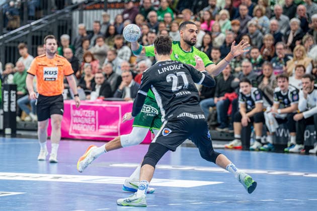 Handball Bundesliga; HSG Wetzlar - ThSV Eisenach, 21.12.25 Philipp Ahouansou (HSG Wetzlar, 19), Philipp Meyer (ThSV Eisenach, 27) Handball Bundesliga; HSG Wetzlar - ThSV Eisenach: Wetzlar, 21.12.25 Copyright: xBEAUTIFULxSPORTS Roeczeyx