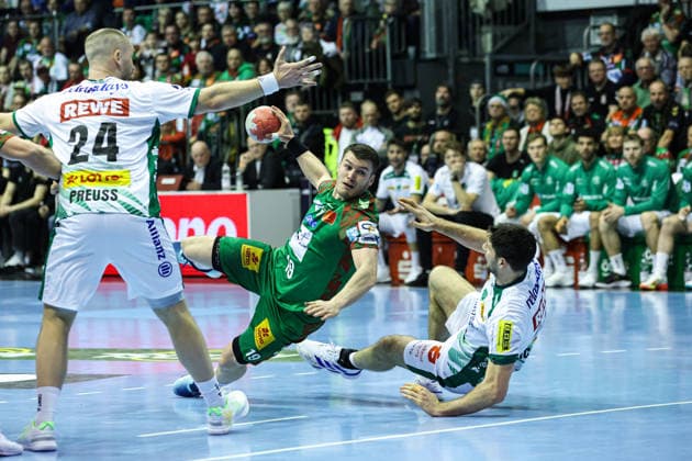 Elvar Örn Jonsson (SC Magdeburg,19) - Handball Bundesliga Saison 2025-2026 SC Magdeburg vs. SC DHFK Leipzig in der GETEC Arena in Magdeburg - Aktion,Handball,Deutschland,21.12.2025