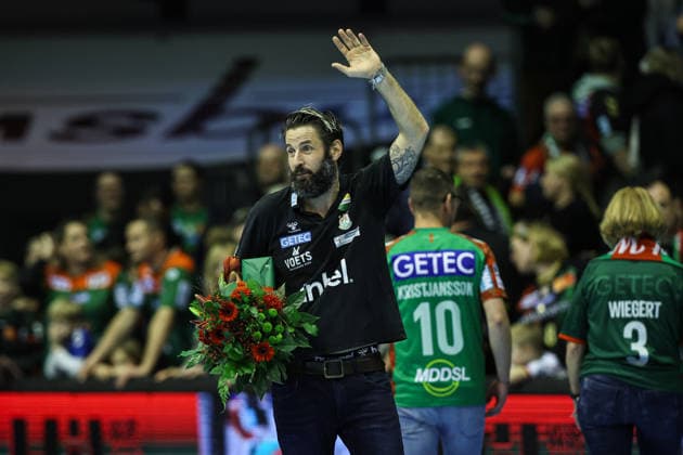 Trainer Bennet Wiegert (SC Magdeburg) wird nach dem Spiel gefeiert für ein Jahrzent beim SC Magdeburg - Handball Bundesliga Saison 2025-2026 SC Magdeburg vs. SC DHFK Leipzig in der GETEC Arena in Magdeburg - Handball,Deutschland,21.12.2025