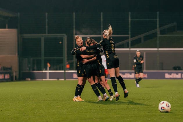 21.12.25, Frauen, Fussball, Google Pixel Frauen Bundesliga, Saison 2025 2026, RB Leipzig - 1. FC Köln, 14. Spieltag Mannschaft des 1.FC Köln Sandra Maria Jessen ( 6- 1. FC Köln) Jubel über den 0:1 Sieg nach Spielende Leipzig Trainingszentrum Cottaweg SN Deutschland