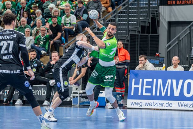 Handball Bundesliga; HSG Wetzlar - ThSV Eisenach, 21.12.25 Philipp Ahouansou (HSG Wetzlar, 19), Peter Walz (ThSV Eisenach, 14), Philipp Meyer (ThSV Eisenach, 27) Handball Bundesliga; HSG Wetzlar - ThSV Eisenach: Wetzlar, 21.12.25 Copyright: xBEAUTIFULxSPORTS Roeczeyx