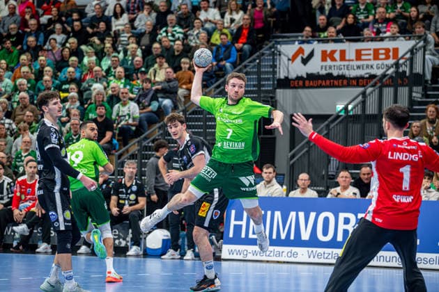Handball Bundesliga; HSG Wetzlar - ThSV Eisenach, 21.12.25 Dominik Mappes (HSG Wetzlar, 7), Philipp Meyer (ThSV Eisenach, 27), Stephan Seitz (ThSV Eisenach, 44) Matija Spikic (ThSV Eisenach, 1) Handball Bundesliga; HSG Wetzlar - ThSV Eisenach: Wetzlar, 21.12.25 Copyright: xBEAUTIFULxSPORTS Roeczeyx