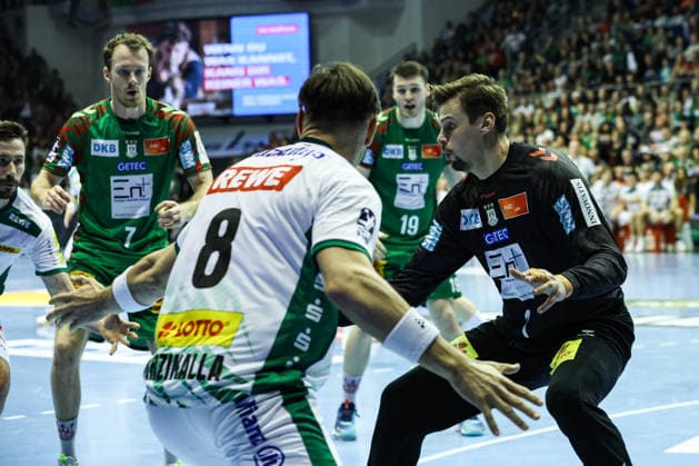 Torwart Sergey Hernandez Ferrer (SC Magdeburg,1) gegen Lucas Krzikalla (SC DHfK Leipzig,8) - Handball Bundesliga Saison 2025-2026 SC Magdeburg vs. SC DHFK Leipzig in der GETEC Arena in Magdeburg - Aktion,Handball,Deutschland,21.12.2025