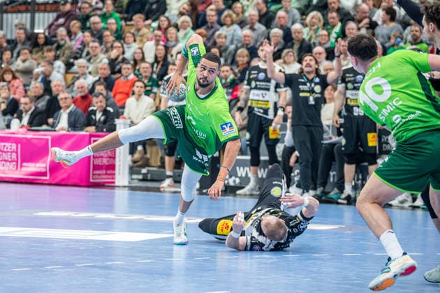 Handball Bundesliga; HSG Wetzlar - ThSV Eisenach, 21.12.25 Philipp Ahouansou (HSG Wetzlar, 19), Peter Walz (ThSV Eisenach, 14) Handball Bundesliga; HSG Wetzlar - ThSV Eisenach: Wetzlar, 21.12.25 Copyright: xBEAUTIFULxSPORTS Roeczeyx