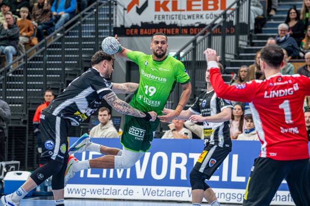 Handball Bundesliga; HSG Wetzlar - ThSV Eisenach, 21.12.25 Philipp Ahouansou (HSG Wetzlar, 19), Tillman Leu (ThSV Eisenach, 99), Justin Kurch (ThSV Eisenach, 52) Matija Spikic (ThSV Eisenach, 1) Handball Bundesliga; HSG Wetzlar - ThSV Eisenach: Wetzlar, 21.12.25 Copyright: xBEAUTIFULxSPORTS Roeczeyx