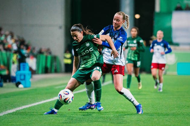 Google Pixel Frauen-Bundesliga: VfL Wolfsburg vs. Hamburger SV, 21.12.2025 Judit Pujols (VfL Wolfsburg, 33) gegen Mia Büchele (Hamburger SV, 17); Fußball, Google Pixel Frauen-Bundesliga, 14. Spieltag: VfL Wolfsburg vs. Hamburger SV am 21.12.2025 im AOK Stadion, Wolfsburg DFB REGULATIONS PROHIBIT ANY USE OF PHOTOGRAPHS AS IMAGE SEQUENCES AND OR QUASI-VIDEO.