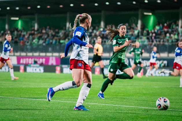 Google Pixel Frauen-Bundesliga: VfL Wolfsburg vs. Hamburger SV, 21.12.2025 Mia Büchele (Hamburger SV, 17) am Ball; Fußball, Google Pixel Frauen-Bundesliga, 14. Spieltag: VfL Wolfsburg vs. Hamburger SV am 21.12.2025 im AOK Stadion, Wolfsburg DFB REGULATIONS PROHIBIT ANY USE OF PHOTOGRAPHS AS IMAGE SEQUENCES AND OR QUASI-VIDEO.