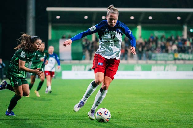 Google Pixel Frauen-Bundesliga: VfL Wolfsburg vs. Hamburger SV, 21.12.2025 Christin Meyer (Hamburger SV, 16) am Ball; Fußball, Google Pixel Frauen-Bundesliga, 14. Spieltag: VfL Wolfsburg vs. Hamburger SV am 21.12.2025 im AOK Stadion, Wolfsburg DFB REGULATIONS PROHIBIT ANY USE OF PHOTOGRAPHS AS IMAGE SEQUENCES AND OR QUASI-VIDEO.