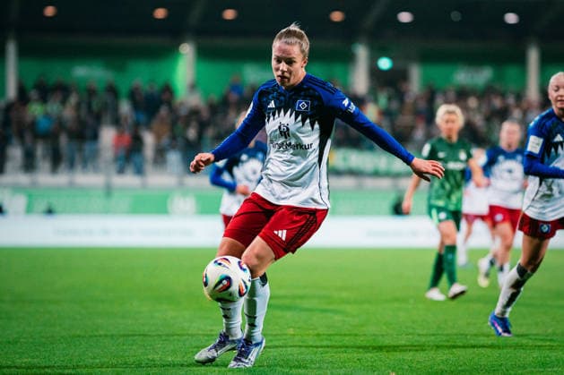 Google Pixel Frauen-Bundesliga: VfL Wolfsburg vs. Hamburger SV, 21.12.2025 Christin Meyer (Hamburger SV, 16) am Ball; Fußball, Google Pixel Frauen-Bundesliga, 14. Spieltag: VfL Wolfsburg vs. Hamburger SV am 21.12.2025 im AOK Stadion, Wolfsburg DFB REGULATIONS PROHIBIT ANY USE OF PHOTOGRAPHS AS IMAGE SEQUENCES AND OR QUASI-VIDEO.