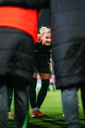 Google Pixel Frauen-Bundesliga: VfL Wolfsburg vs. Hamburger SV, 21.12.2025 Alexandra Popp (VfL Wolfsburg, 11) vor dem Spiel; Fußball, Google Pixel Frauen-Bundesliga, 14. Spieltag: VfL Wolfsburg vs. Hamburger SV am 21.12.2025 im AOK Stadion, Wolfsburg DFB REGULATIONS PROHIBIT ANY USE OF PHOTOGRAPHS AS IMAGE SEQUENCES AND OR QUASI-VIDEO.