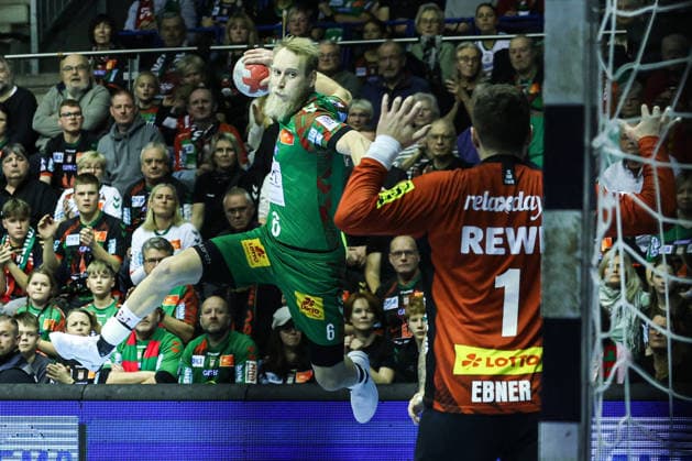 Matthias Musche (SC Magdeburg,6) gegen Torwart Domenico Ebner (SC DHfK Leipzig,1) - Handball Bundesliga Saison 2025-2026 SC Magdeburg vs. SC DHFK Leipzig in der GETEC Arena in Magdeburg - Aktion,Handball,Deutschland,21.12.2025