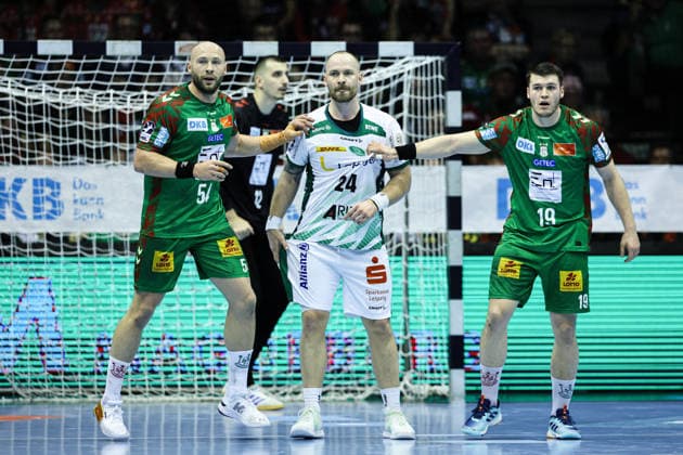 Moritz Preuss (SC DHfK Leipzig,24) gegen Oscar Bergendahl (SC Magdeburg,54) und Elvar Örn Jonsson (SC Magdeburg,19) - Handball Bundesliga Saison 2025-2026 SC Magdeburg vs. SC DHFK Leipzig in der GETEC Arena in Magdeburg - Aktion,Handball,Deutschland,21.12.2025