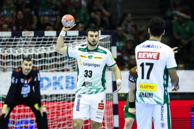 Luka Rogan (l.,SC DHfK Leipzig,33) und Ahmed Khairi (SC DHfK Leipzig,17) - Handball Bundesliga Saison 2025-2026 SC Magdeburg vs. SC DHFK Leipzig in der GETEC Arena in Magdeburg - Aktion,Handball,Deutschland,21.12.2025